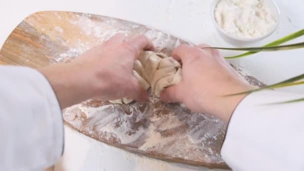 Man rolls dough with rolling pin on wooden chopping board. Close up. — Stockvideo