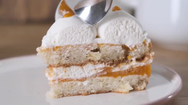 Personne utiliser la cuillère pour manger délicieux gâteau traditionnel fait maison avec des baies. Gros plan . — Video