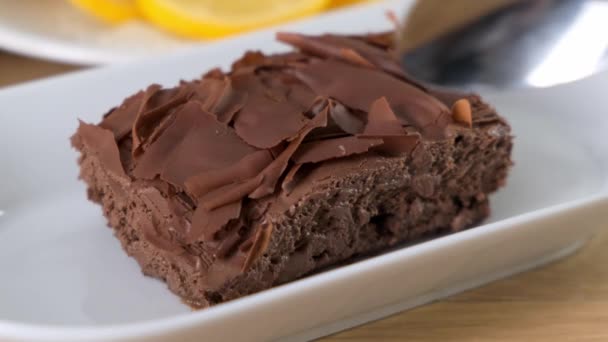 Çikolata aromalı kek, masada kaşık, yakın plan. — Stok video