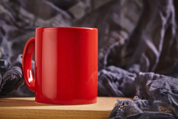 Taza roja de café sobre tabla de madera. Fondo textil negro. De cerca. . —  Fotos de Stock