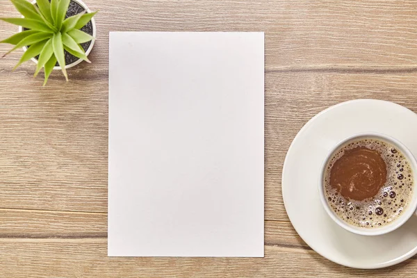 Kaffe vit kopp och papper på trä bakgrund. Närbild. — Stockfoto