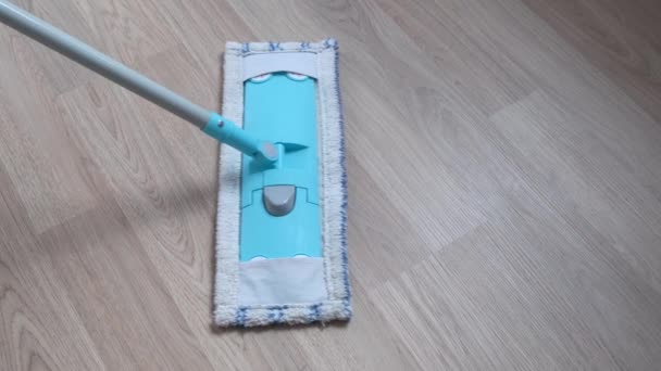 用微纤维抹灰湿布清洗房间的木地板。 靠近点. — 图库视频影像
