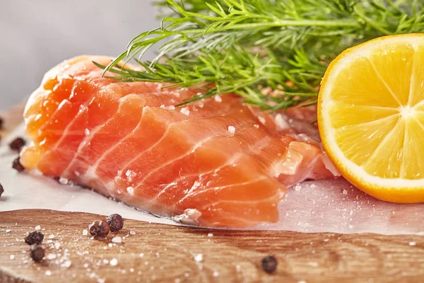 Fillet salmon mentah dengan merica garam dill lemon di papan kayu. Tutup. . — Stok Foto