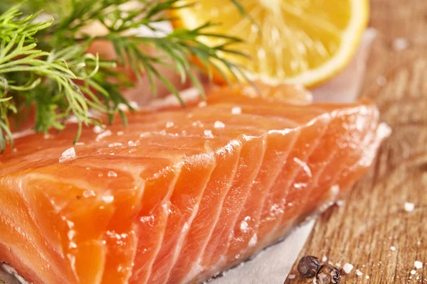 Fillet salmon mentah dengan merica garam dill lemon di papan kayu. Tutup. . — Stok Foto