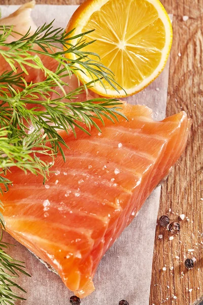 Fillet salmon mentah dengan merica garam dill lemon di papan kayu. Tutup. . — Stok Foto