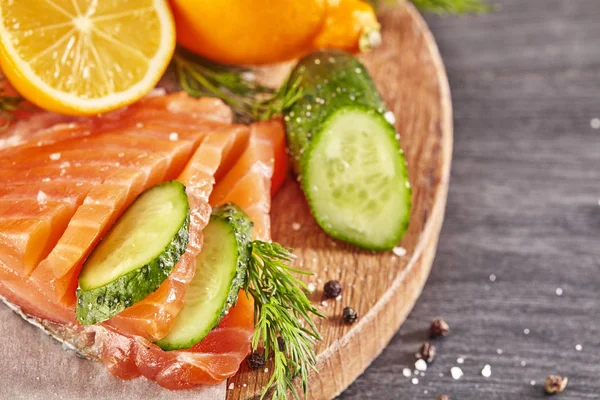 Fillet salmon mentah dengan merica garam dill lemon di papan kayu. Tutup. . — Stok Foto