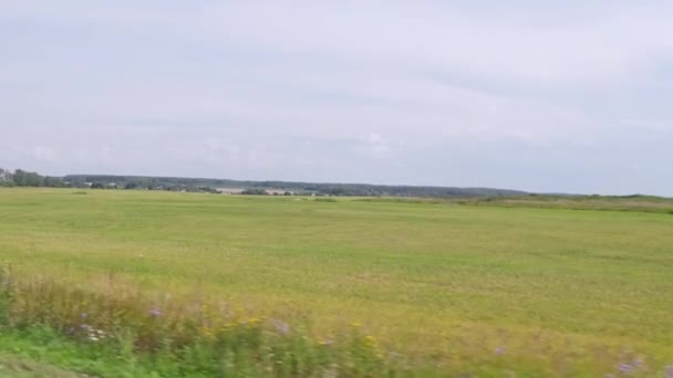 Fuera de la carretera en un camino solitario en el campo. Verano . — Vídeo de stock