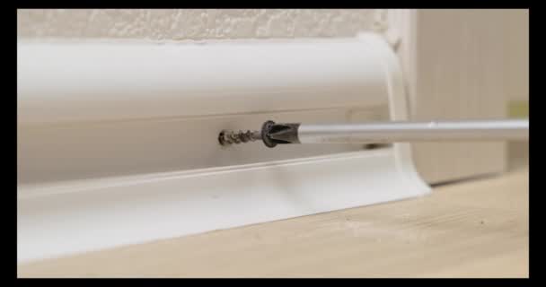 Professional man work on the installation of plastic plinth on white wall. Close up. — Stock Footage Professional man work on the installation of plastic plinth on white wall. Close up. Stock Video