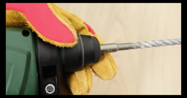 Homme travail manuel avec perforateur dans les gants. Gros plan . — Video
