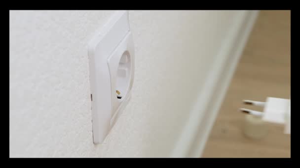 Adaptador de carregador de plugue de mão e cabo USB em tomada de parede. Fechar . — Vídeo de Stock