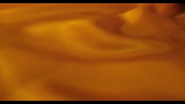 Tissu de soie ondulant de couleur en plein écran. Gros plan . — Video