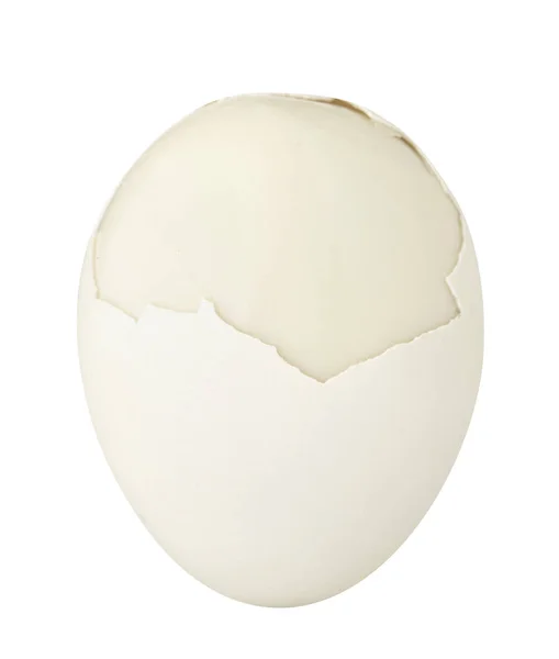 Huevo de gallina pelado hervido y cáscara de huevo aislados sobre fondo blanco. De cerca. . —  Fotos de Stock