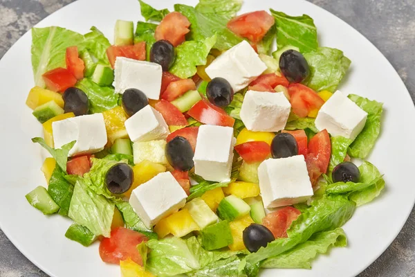 Salade grecque sur fond blanc en bois. Gros plan . — Photo