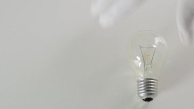 Farklı ampul türleri: yeni Led tipi için eski akkor ve CFI ampulleri.