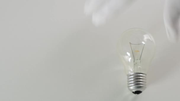 Diferentes tipos de lâmpadas: antigas lâmpadas incandescentes e CFL para o novo tipo de LED . — Vídeo de Stock
