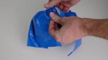 Mutfakta beyaz arka planda mavi çöp torbası aç. Kapat..