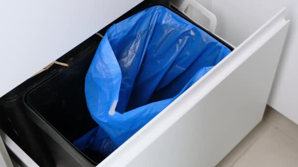 Blue Garbage bag replacement in small kitchen trash. Close up. — 图库视频影像