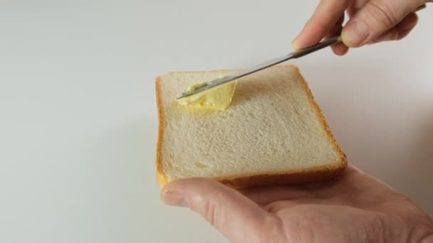 Man Use Knife Sspread White Butter Abread Slow Motion Закрыть — стоковое видео