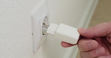 El fişi adaptörü ve USB kablosu duvar prizine. Kapat..
