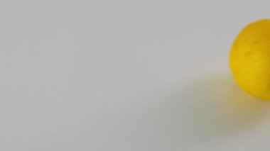 Beyaz bir mutfak masasında taze sarı limonlu rulo. Kapat..