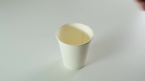 Порожні Білі Паперові Чашки Кави Морозива Інших Холодних Гарячих Продуктів — стокове відео