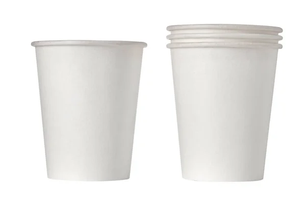 Um e Stack copos de papel descartáveis isolados em fundo branco. Fechar . — Fotografia de Stock
