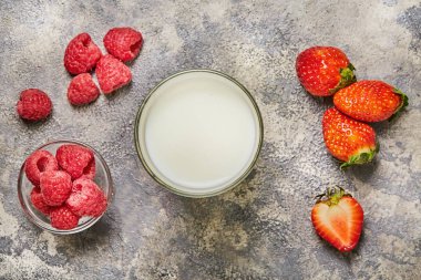 Ahududu ve strabberies, ahşap arka planda süt smoothie. Üst görünüm.
