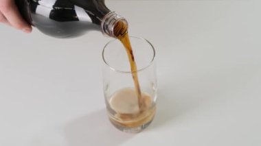Kola soda temiz bir bardağa döküldü. Kapat..