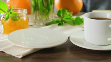 Tereyağlı ekmek, fincan kahve ya da çay, Lezzetli Kahvaltı. Kapat..