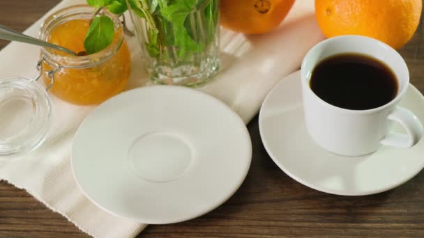 Lekker en hartig ontbijt met jam op brood. Zet het op het bord. Ontbijt met kopje thee of koffie. Sluiten.. — Stockvideo
