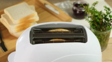 Beyaz tost makinesi kahvaltı için ekmek hazırlar. Kapat..