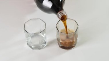 Kola soda temiz bir bardağa döküldü. Kapat..