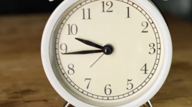 Beyaz Alarm Saati Zamanı. Koşan ok. Kapat..