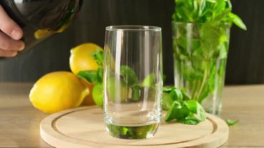 Ahşap arka planda bardağa kola dök. Kapat..