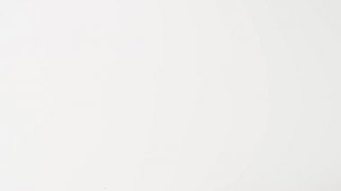 Torbanın içindeki kahve çekirdeklerini masaya dök. Kapat..