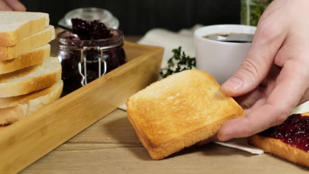 Lekker en hartig ontbijt met jam op knapperig brood. Sluiten.. — Stockvideo