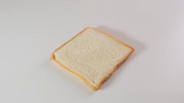 Beyaz mutfak masasında dilimlenmiş beyaz ekmek. Kapat..