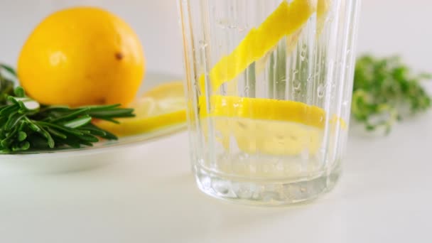 Блестящая газировка с ломтиком лимона в стакане. Налейте минеральной воды. Закрыть . — стоковое видео