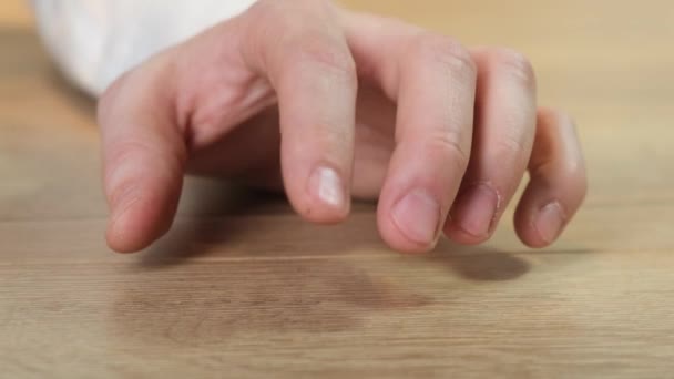 Der Mann tippt mit der Hand auf den Tisch. Keine einfache Lösung. Nahaufnahme. — Stockvideo