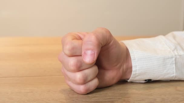 Крупним планом кулак сердитого чоловіка б'ється на столі. крупним планом . — стокове відео