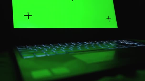 Vista in prima persona su uno schermo verde. Uomo a casa con computer portatile con schermo verde portatile, colpo 4K. Cose up . — Video Stock