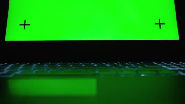 Hombre en casa usando ordenador portátil con pantalla portátil verde, disparo 4K. De cerca. . — Vídeo de stock