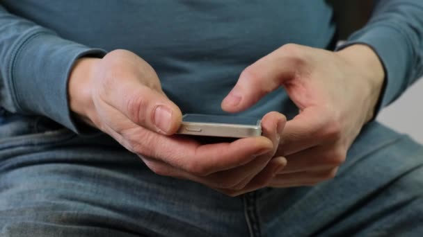 Mãos de homem a folhear as notícias no smartphone. Fechar . — Vídeo de Stock