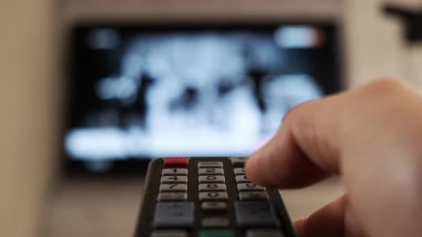 Mão masculina segurando remoto o controle desligar tv inteligente. Fechar . — Vídeo de Stock