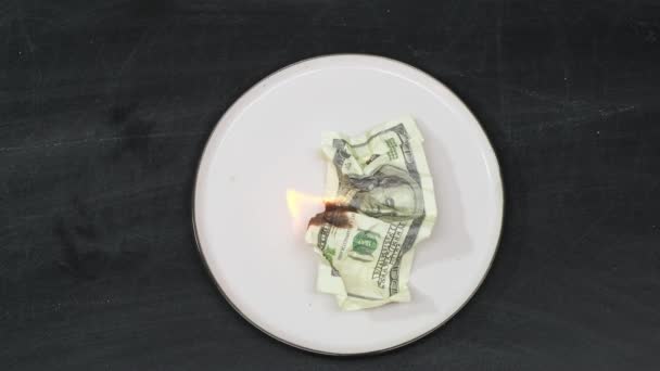 Dinero del dólar ardiendo en llamas en el plato, crisis económica. De cerca. . — Vídeo de stock