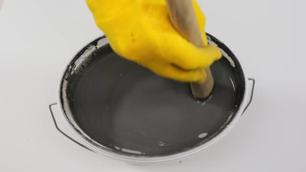 The process of mixing the gray can of paint. Close up. — Stock videók