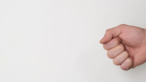 Tummen upp underteckna hand gest på vit bakgrund. Simbol av gillande som positiva känslor. Närbild. — Stockvideo