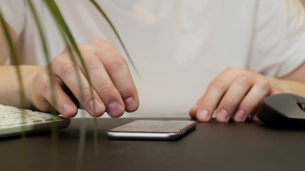 Hombre usando su teléfono inteligente. Red social. De cerca. . — Vídeos de Stock