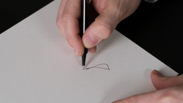 Επιχειρηματίας υπογραφή σύμβασης εργασίας, αρσενικό χέρι με υπογραφή στυλό γραπτώς. Κλείσε.. — Αρχείο Βίντεο