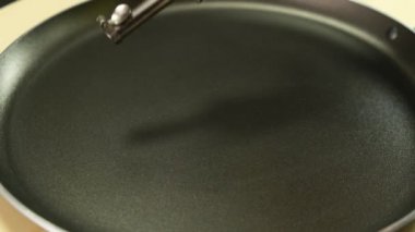 Kızartma tavasına yağ döken kişi, Top View. Kapat..